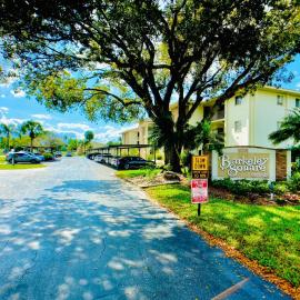 Elegant 1 Bedroom Condo With Swimming Pool Gym Access All Included In Convenient Fort Myers Location Near Golf Courses and Sanibel Island, hotel in Fort Myers