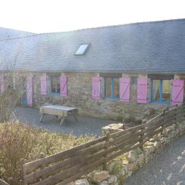 Les Gîtes Aux Volets Roses, Hotel in Landunvez