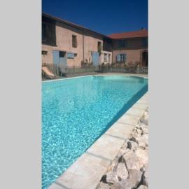 Gîte à la ferme avec piscine, hotel in Bernadets-Debat