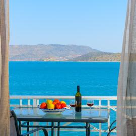 Margarita's Seafront Luxury Apartment, hotel in Elounda