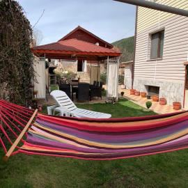 Sunny House, hotel i Madzhare