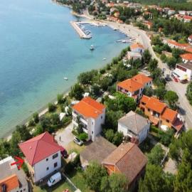 Apartments SIDRO on the beachfront, hotel in Starigrad