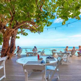 Travellers Beach Resort, ξενοδοχείο στο Νεγκρίλ