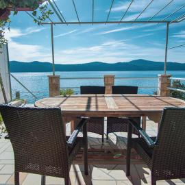 3 Bedroom Beach House with private sea access, khách sạn ở Slano