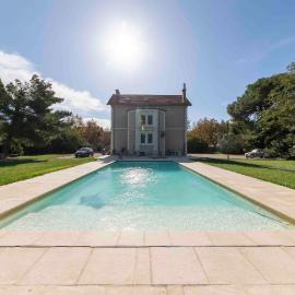 Maébrilu Camargue Provence, hotel in Salin-de-Giraud
