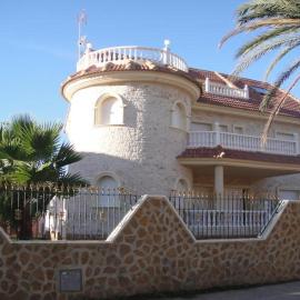CHALET MUY CERCA DE LA PLAYA CON PISCINA PRIVADA, hotel in Orihuela Costa