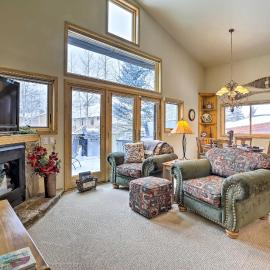 10 Mi to Breckenridge: Townhome w/ Hot Tub & Deck!, Hotel in Frisco