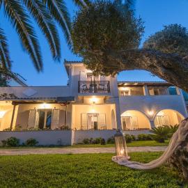 Villa Phoenix, מלון בקריון
