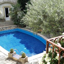 Gîte familial 6 personnes climatisé, piscine partagée chauffée, proche Nîmes, Uzès, Pont du Gard, Cévennes
