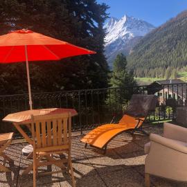 Au village d'Evolène, bel appartement avec terrasse, hotel in Evolène