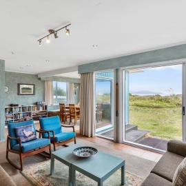 La Casa de la Playa - Waikanae Beach Holiday Home, hotel in Waikanae