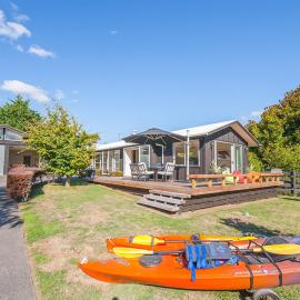 Mahuta Maison - Lake Taupo Holiday Home, hotel in Waitahanui