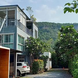 1st House of Happiness at Khao Yai 1-4 bed open 1 bedroom for each 2 adults, hotell sihtkohas Pak Chong