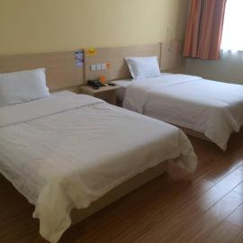 7Days Inn Dezhou Qihe Coach College, hotel i Dezhou