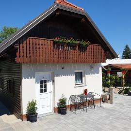 Charming tiny house "Pr Basc" in Ljubljana with cozy terrace and barbecue area, hotel in Ljubljana