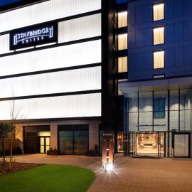 Staybridge Suites London Heathrow - Bath Road, an IHG Aparthotel, hotel di Hillingdon