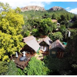 Bali at Scenic Haven Lodge in Hartbeespoort, отель в городе Хартбиспурт
