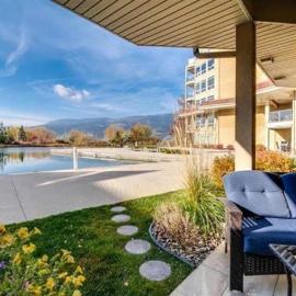 Tranquil Waterfront Condo, hotel u gradu Kelovna