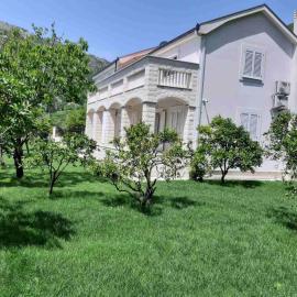 Queen Teuta - Sea View - Private Parking & Garden - BBQ Grill, hotel in Risan