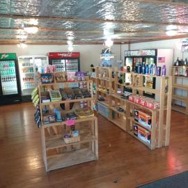 Top of the Hill RV Resort & Cabins, hotel en Waring