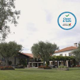 Casa do Meio do Povo - Turismo de Habitação – hotel w mieście Chaves