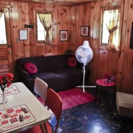 Cabin #6 - Casablanca, Hotel in Carp Lake