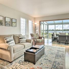 Ideally Located San Francisco Bay Home w/ Sunroom!, hotel in Alameda