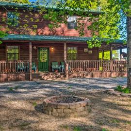 Lake House w/ Hot Tub + Fire Pit - 1 Mi to Marina!, hotel in Frogue