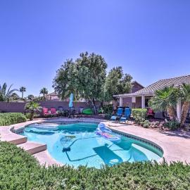 Incredible Strip View, Peaceful Poolside Escape, viešbutis mieste Hendersonas