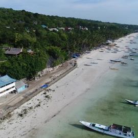 Phinisi Hostel Bira, hotel v destinaci Bira