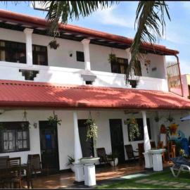 Ashen's Beach House, hotel sa Boossa
