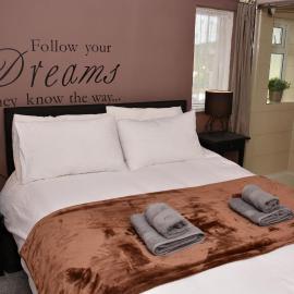 1FG Dreams Unlimited Serviced Accommodation- Staines - Heathrow, hotel Stanwellben