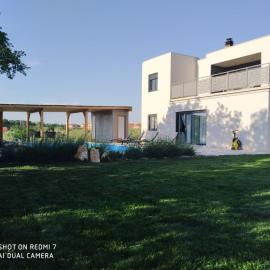 Enjoy Green, APP with swimming pool, garden, pets welcome, hotel in Novigrad Istria