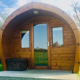 The Oaks Glamping - Pips Cabin、Colkirkのホテル