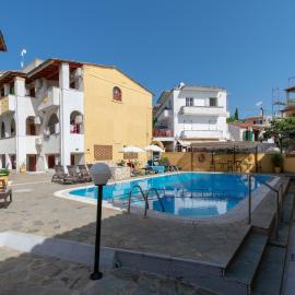 Bella Grecia Studios and Apartments By Hotelius, готель у місті Мораїтика