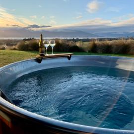 Fiordland Eco-Retreat -- Panoramic Views -- Hot Tub, hotel a Te Anau