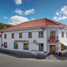 Restaurace Hotel Praha, отель в городе Nižbor