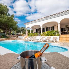 Villa Luxury, hotel u gradu 'Binibeca'