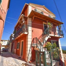 3BR Traditional House with Amazing View، فندق في Chlomós