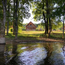 Au bord du lac IV, khách sạn ở Montigny-en-Morvan