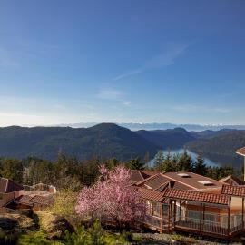 Villa Eyrie Resort، فندق في Malahat