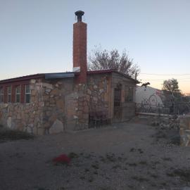 La loma del chivo Llc Stone Cottage alternative building، فندق في ماراثون