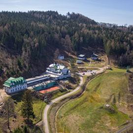 Retro hotel Pod Zvičinou، فندق في Bílá Třemešná