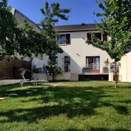 Maison 190m2 - Entre Paris et Disneyland, hotel in Gagny