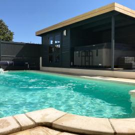 GuestHouse La Costière - logements indépendants - espace piscine jacuzzi, hotel di Lunel