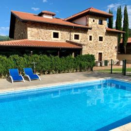 Viesnīca Akla Hotel Suites Valles Pasiegos pilsētā Saro