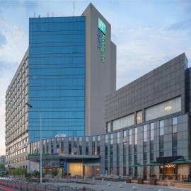 Holiday Inn Express Shanghai Jinqiao Central by IHG, hotel di Shanghai