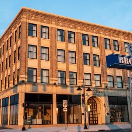 Ariel Broadway Hotel، فندق في Lorain