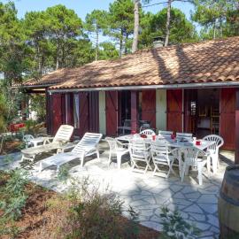 Holiday Home Les Sylvaines by Interhome, Hotel in Carcans