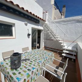 Amazing 2 bedroom Apartment with big sun terrace Sitges centre beach, hotel Sitgesben